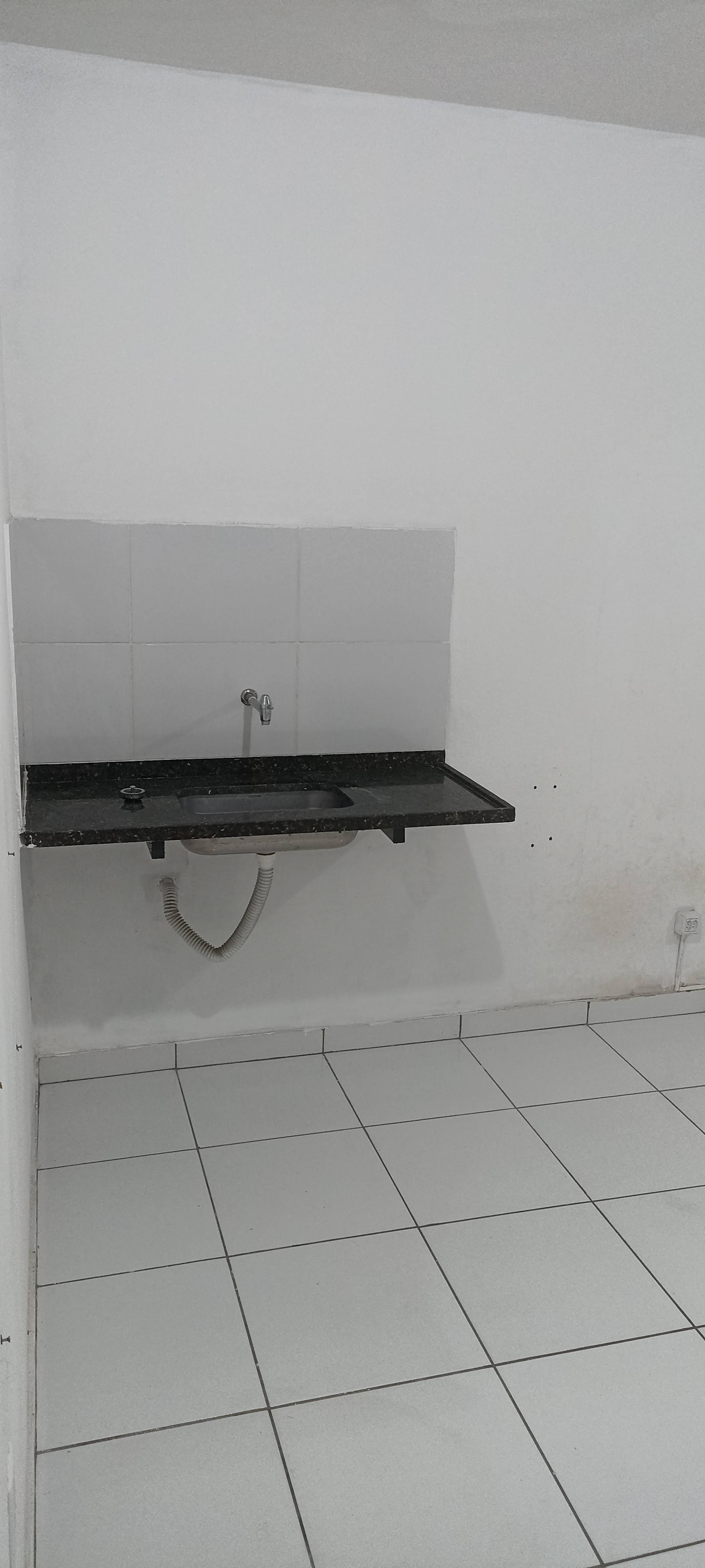 ALUGO KITNETE NO CENTRO DE MOC