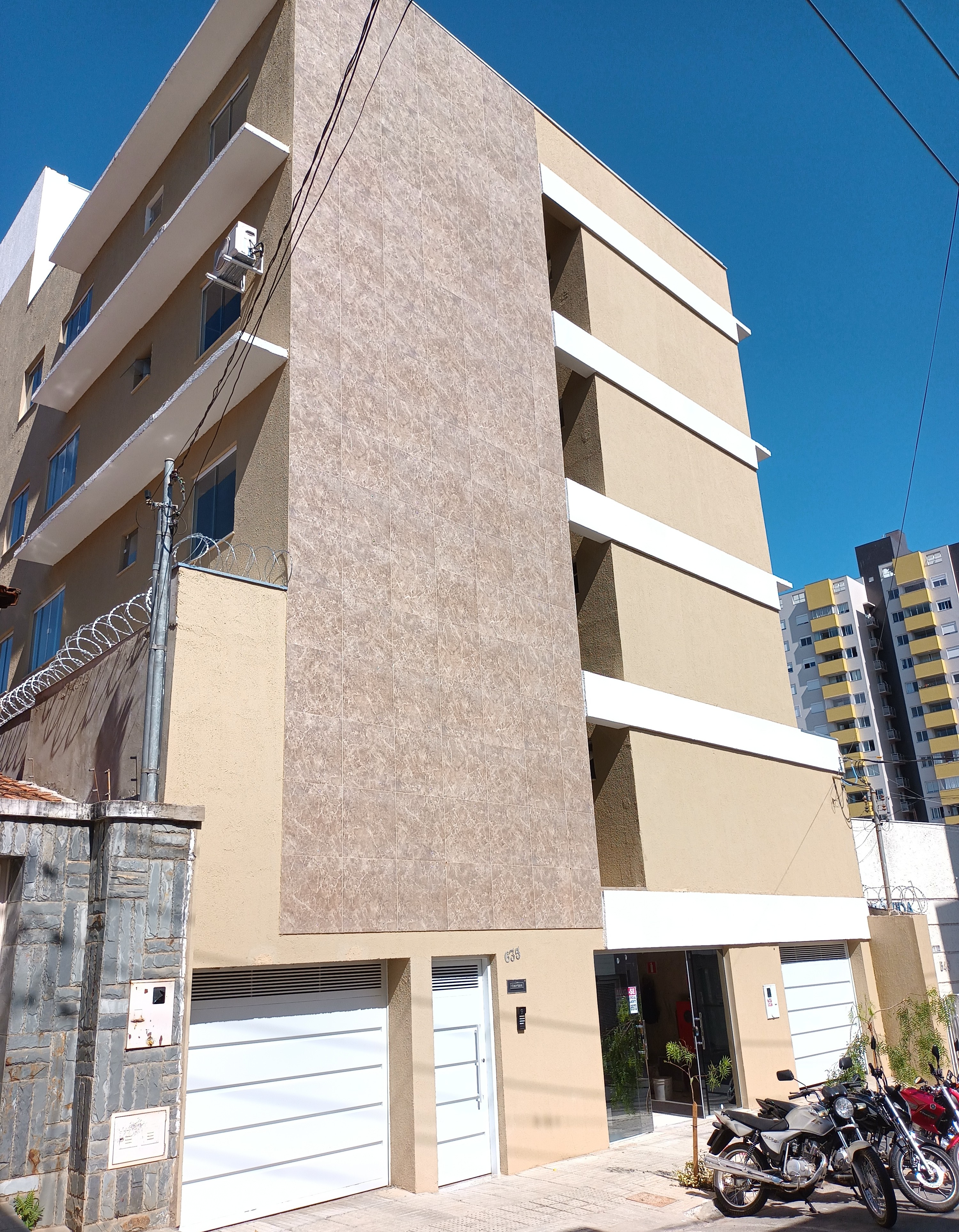 Apartamento Térreo à Venda – Centro de Montes Claros/MG