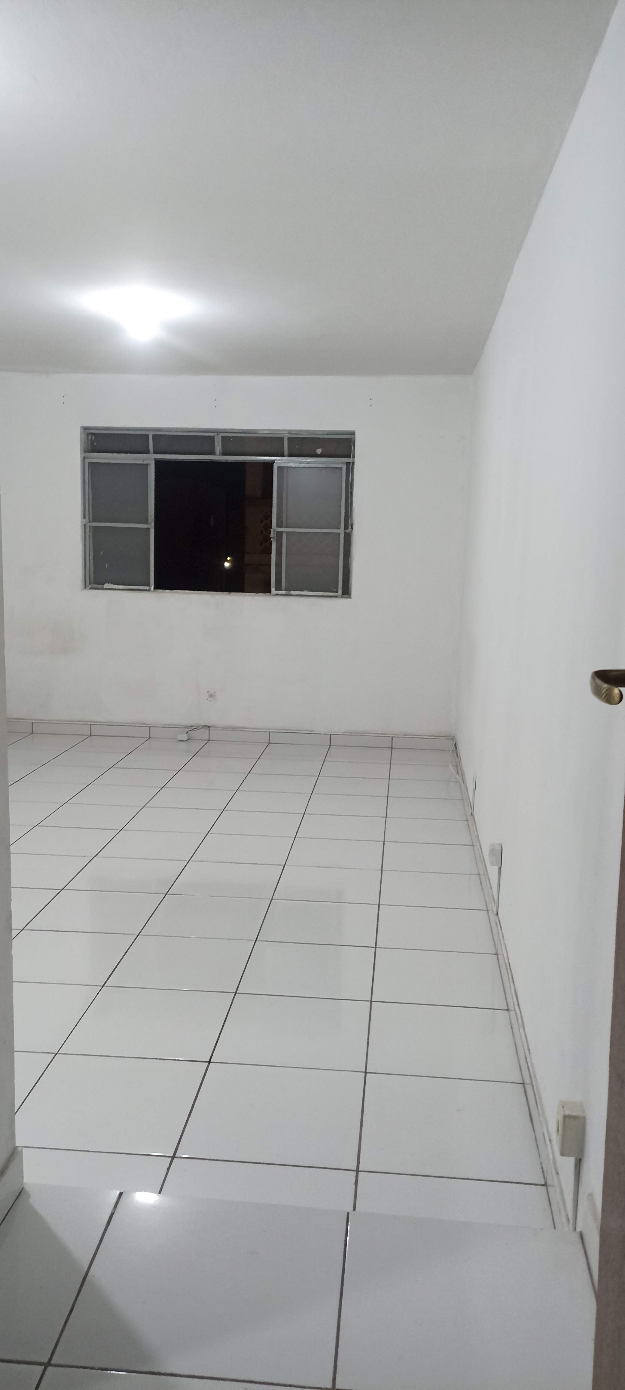 ALUGO KITNETE NO CENTRO DE MOC