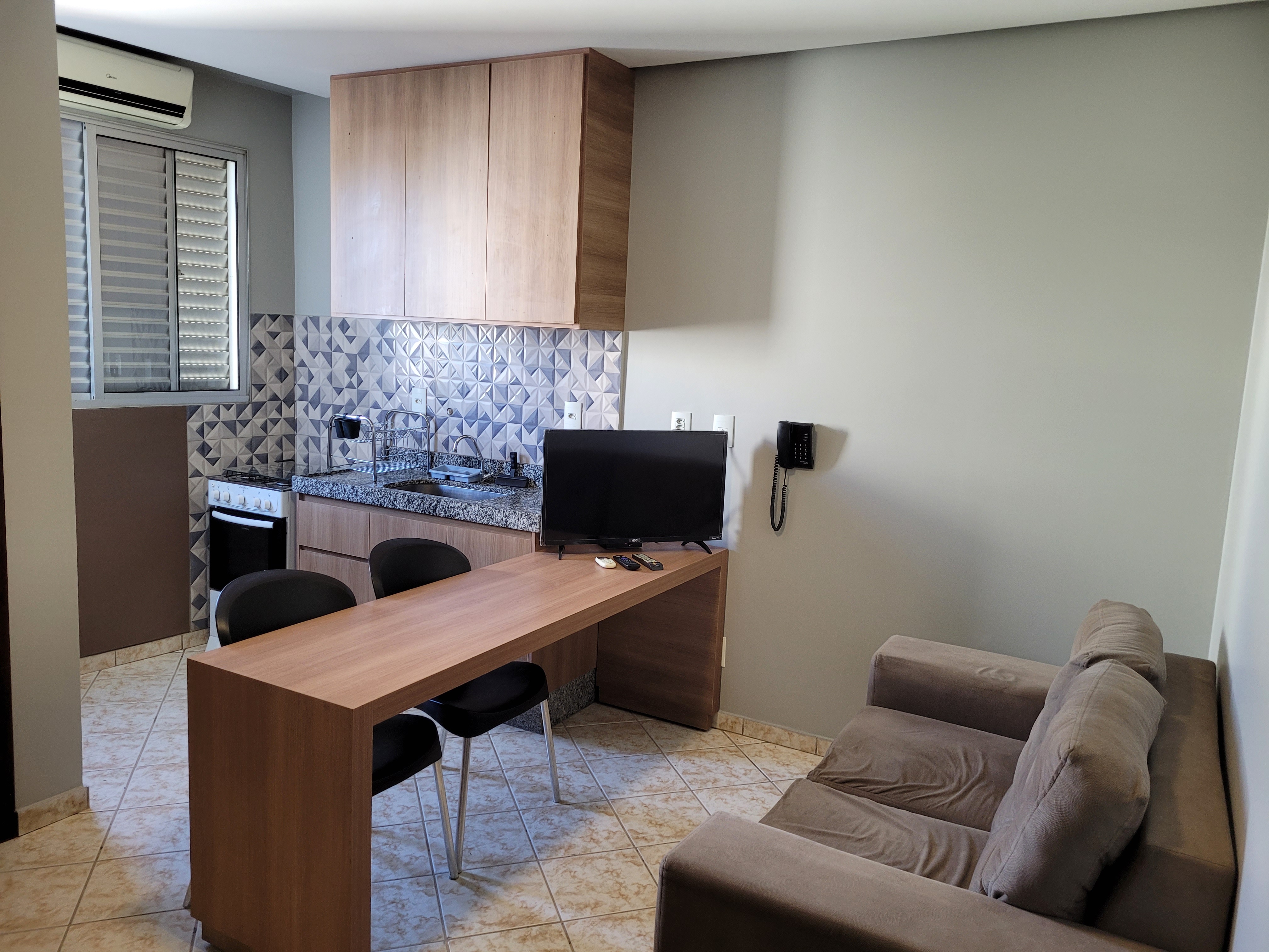 ***DISPONÍVEL*** APARTAMENTO MOBILIADO COMPLETO DE UM QUARTO PARA LOCAÇÃO - 1F1